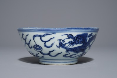 Un bol en porcelaine de Chine bleu et blanc &agrave; d&eacute;cor de 'dragon et ph&eacute;nix' , Wanli