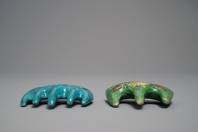 Twee Chinese turquoise geglazuurde en verte biscuit penselenrusten, Kangxi