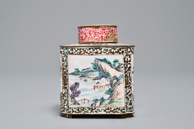 Une bo&icirc;te &agrave; th&eacute; couverte en &eacute;maux de Canton, Qianlong