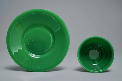Een groene Chinese kom met onderschotel in Peking glas, 19/20e eeuw