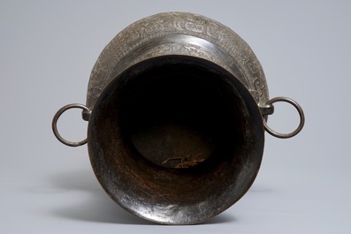 Un vase archa&iuml;que de forme hu en bronze, Chine, 17/18&egrave;me