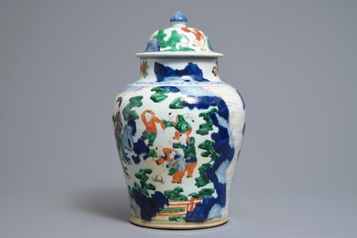 Un vase couvert en porcelaine de Chine wucai &agrave; d&eacute;cor de gar&ccedil;ons jouants, &eacute;poque Transition
