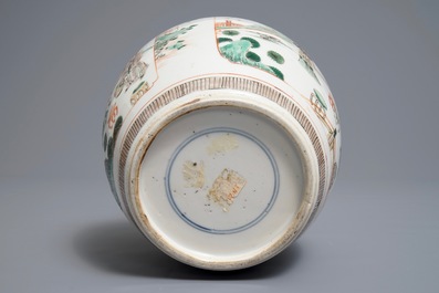 Un pot en porcelaine de Chine famille verte &agrave; d&eacute;cor de 'La Romance de la chambre de l'ouest', Kangxi