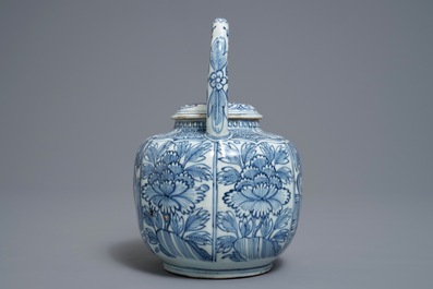 A Chinese blue and white kraak porcelain wine jug and cover, Wanli