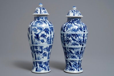 Een paar Chinese blauwwitte dekselvazen met vogels op bamboe, Kangxi