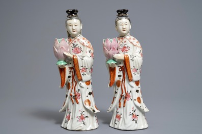 Een paar Chinese famille rose kandelaars in de vorm van dames, Qianlong