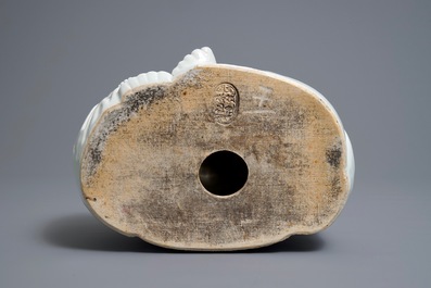 Un mod&egrave;le de Bouddha en porcelaine blanc de Chine, marque en creux, 19/20&egrave;me