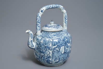 A Chinese blue and white kraak porcelain wine jug and cover, Wanli