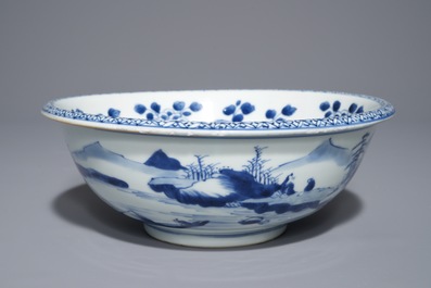 Een Chinese blauwwitte kom met landschapsdecor, Yongzheng/Qianlong