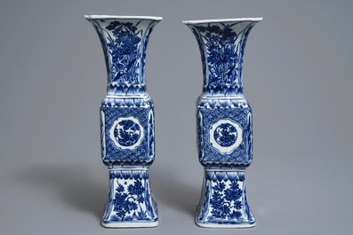 Een paar Chinese blauwwitte gu vazen met floraal decor, Kangxi