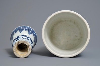 Een Chinese blauwwitte jardini&egrave;re en een kandelaar met inscriptie, 18/19e eeuw