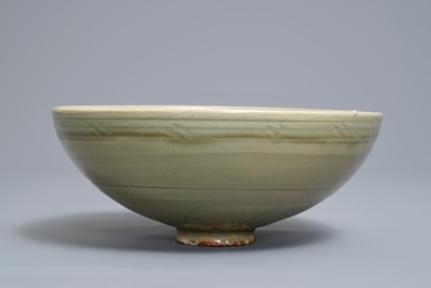 Een Chinese Longquan celadon kom met onderglazuur floraal decor, Yuan/Ming
