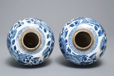 Een paar Chinese blauwwitte gemberpotten met floraal decor, Kangxi