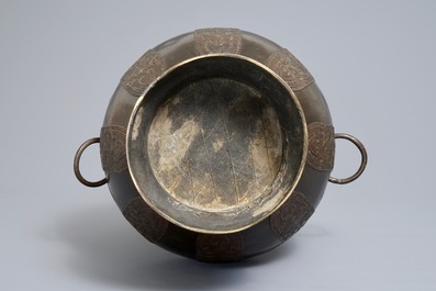 Un vase archa&iuml;que de forme hu en bronze, Chine, 17/18&egrave;me