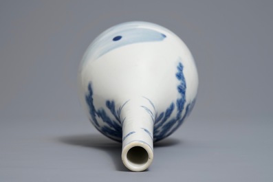 Un vase de forme bouteille en porcelaine de Chine bleu et blanc, 19&egrave;me