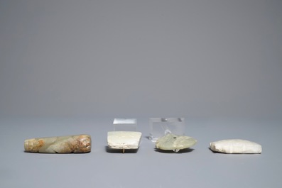Quatre pi&egrave;ces en jade sculpt&eacute; de style archa&iuml;que, 19/20&egrave;me