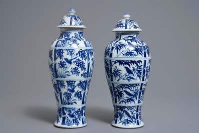 Een paar Chinese blauwwitte dekselvazen met vogels op bamboe, Kangxi