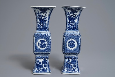 Een paar Chinese blauwwitte gu vazen met floraal decor, Kangxi