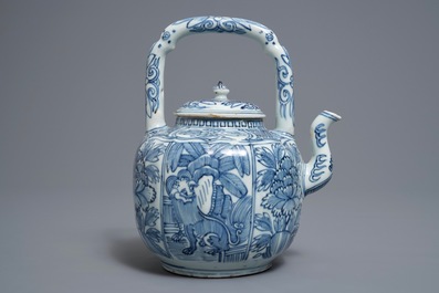 A Chinese blue and white kraak porcelain wine jug and cover, Wanli