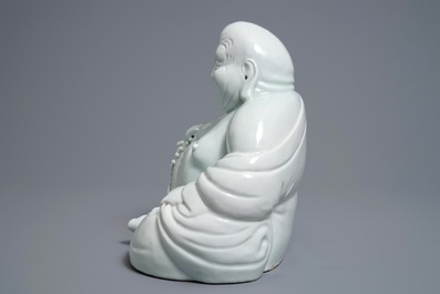 Un mod&egrave;le de Bouddha en porcelaine blanc de Chine, marque en creux, 19/20&egrave;me