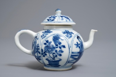 Une th&eacute;i&egrave;re couverte en porcelaine de Chine bleu et blanc, Kangxi