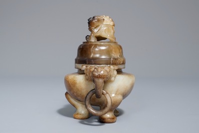 Een Chinese jade wierookbrander met deksel, 19/20e eeuw