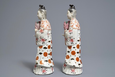 Een paar Chinese famille rose kandelaars in de vorm van dames, Qianlong
