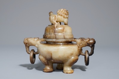 Een Chinese jade wierookbrander met deksel, 19/20e eeuw