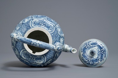 A Chinese blue and white kraak porcelain wine jug and cover, Wanli
