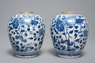 Een paar Chinese blauwwitte gemberpotten met floraal decor, Kangxi