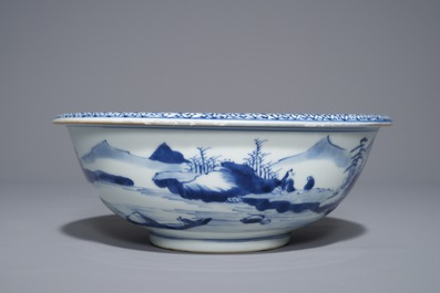 Een Chinese blauwwitte kom met landschapsdecor, Yongzheng/Qianlong