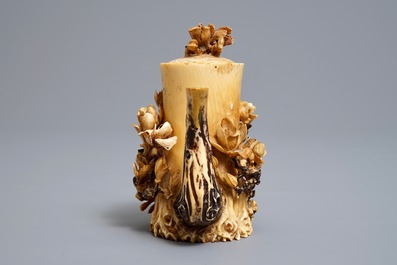 Une th&eacute;i&egrave;re couverte en ivoire polychrome, Chine, 19/20&egrave;me
