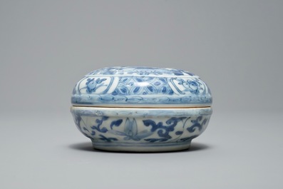 A Chinese blue and white 'Buddhist lion' box and cover, Wanli