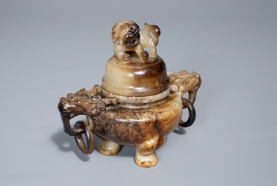 Een Chinese jade wierookbrander met deksel, 19/20e eeuw