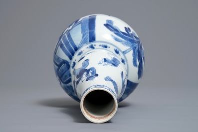 Een Chinese blauwwitte kalebasvaas met figuratief decor, Kangxi