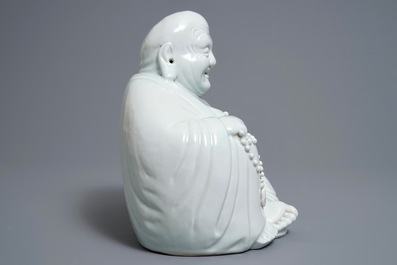 Un mod&egrave;le de Bouddha en porcelaine blanc de Chine, marque en creux, 19/20&egrave;me