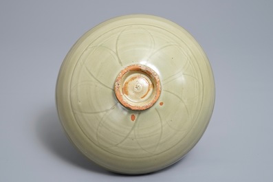 Een Chinese Longquan celadon kom met onderglazuur floraal decor, Yuan/Ming