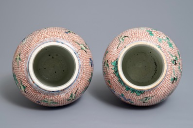 Une paire de pots en porcelaine de Chine wucai, &eacute;poque Transition