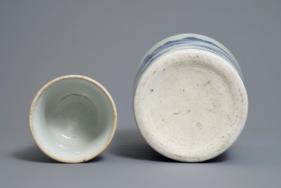 Een Chinese blauwwitte jardini&egrave;re en een kandelaar met inscriptie, 18/19e eeuw