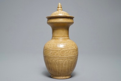 Un vase couvert en gr&egrave;s porcelaineux brun &agrave; d&eacute;cor floral incis&eacute;, Song ou apr&egrave;s