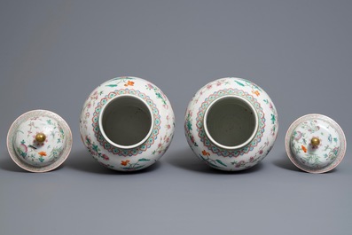 Une paire de vases couverts en porcelaine de Chine famille rose, 19&egrave;me