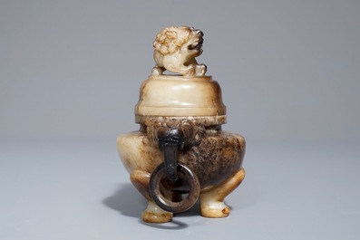 Een Chinese jade wierookbrander met deksel, 19/20e eeuw