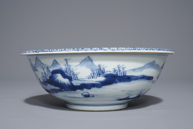 Een Chinese blauwwitte kom met landschapsdecor, Yongzheng/Qianlong