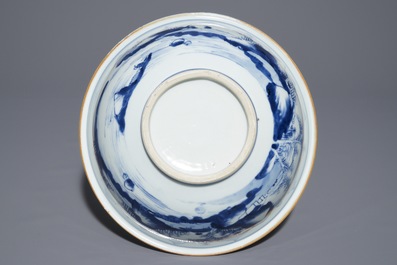Een Chinese blauwwitte kom met landschapsdecor, Yongzheng/Qianlong