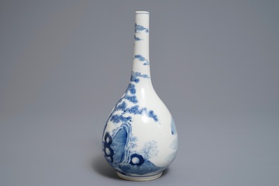 Un vase de forme bouteille en porcelaine de Chine bleu et blanc, 19&egrave;me