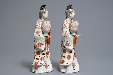 Een paar Chinese famille rose kandelaars in de vorm van dames, Qianlong