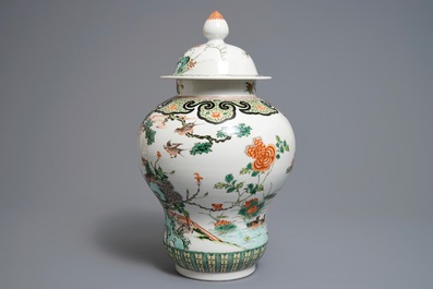 Un vase couvert en porcelaine de Chine famille verte, 19&egrave;me