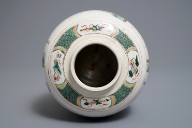 Un pot en porcelaine de Chine famille verte &agrave; d&eacute;cor de 'La Romance de la chambre de l'ouest', Kangxi