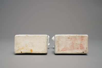 Een paar Chinese blanc de Chine modellen van honden, zegelmerk, 18/19e eeuw