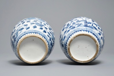 Een paar Chinese blauwwitte gemberpotten met floraal decor, Kangxi